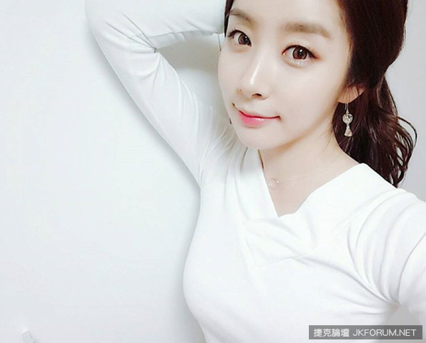 韓國性感女團親自示範，穿白色Ｔ恤入泡泡浴大露「圓潤酥胸」，網友看了好享受～
