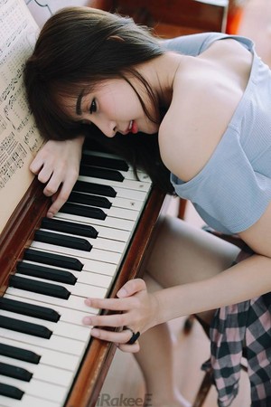 曼谷「4國混血」奶妹傲人　只是彎個腰！鋼琴差點垮了