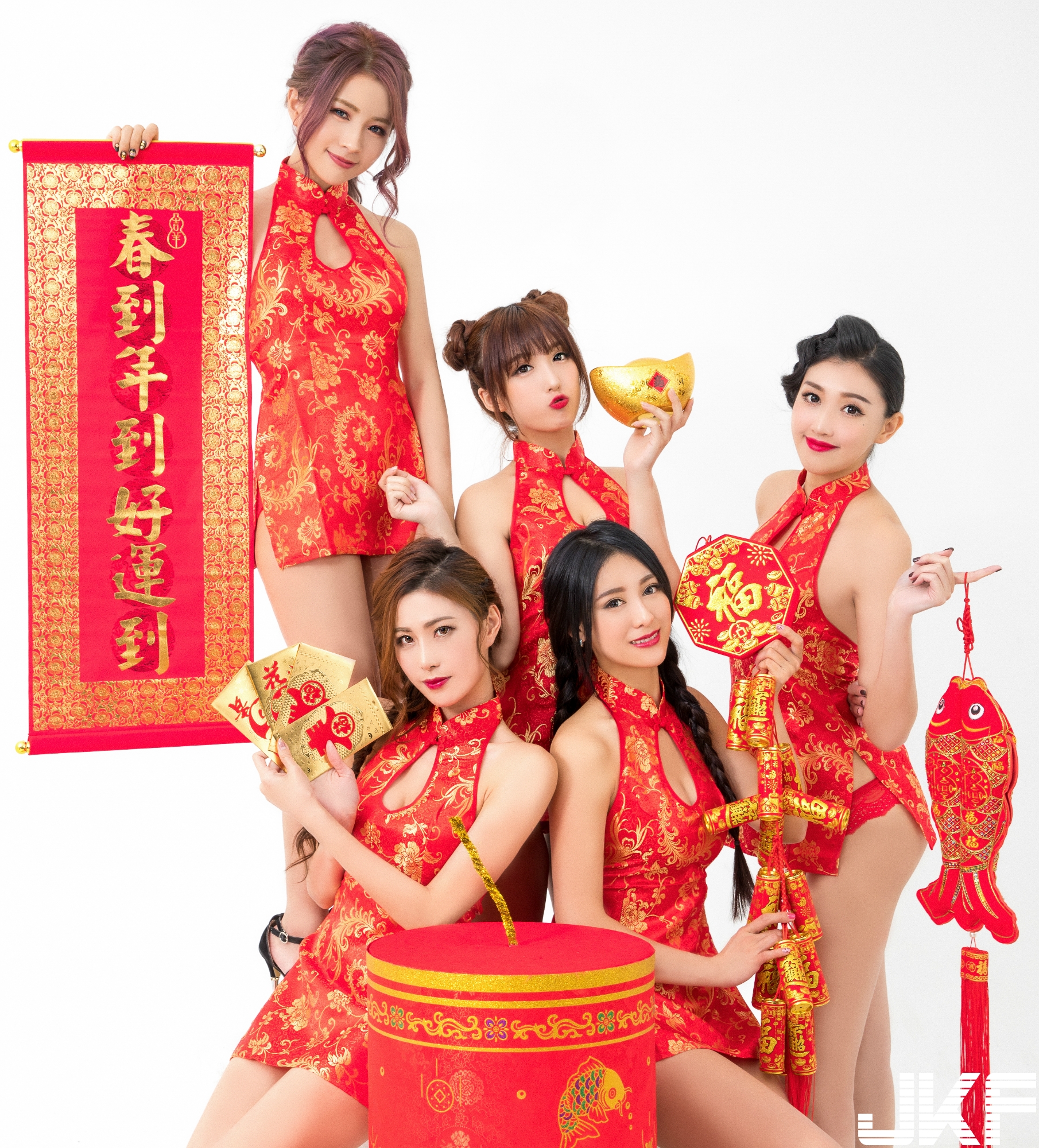 受不了！JKF女郎「新年特輯」拍攝尺度超養眼！眾女郎「爆乳打麻將」讓你贏整年！