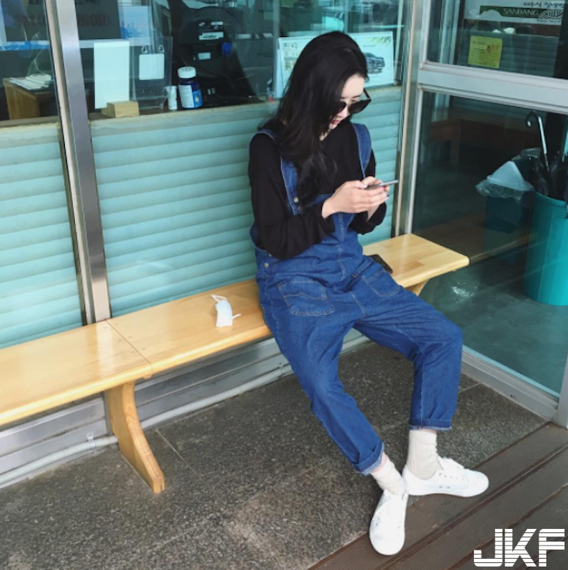 line瘋傳「巨乳妹跑步」拉鍊沒拉讓車頭燈外露！除夕「真人爆乳長輩圖」真的好猛&#8230;！