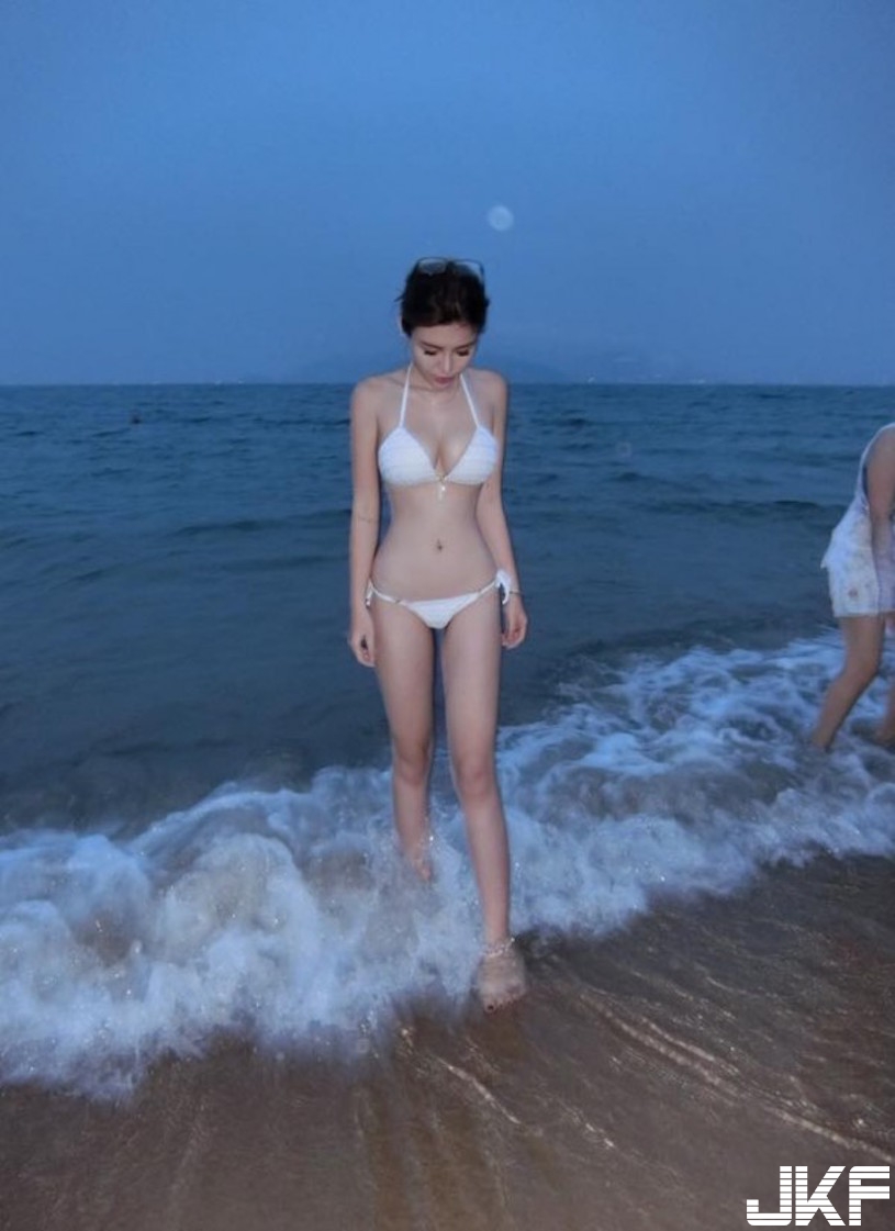 比基尼妹「白嫩圓乳」太惹火，網跪求傳送門！極限「蜜桃臀誘惑」讓人熱血沸騰…