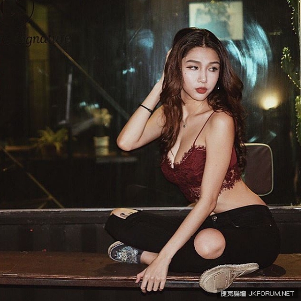 大馬沒有極限！巨乳妹海邊大曬「白色胸器」引30萬人追蹤！這深溝看了都要噴鼻血了&#8230;