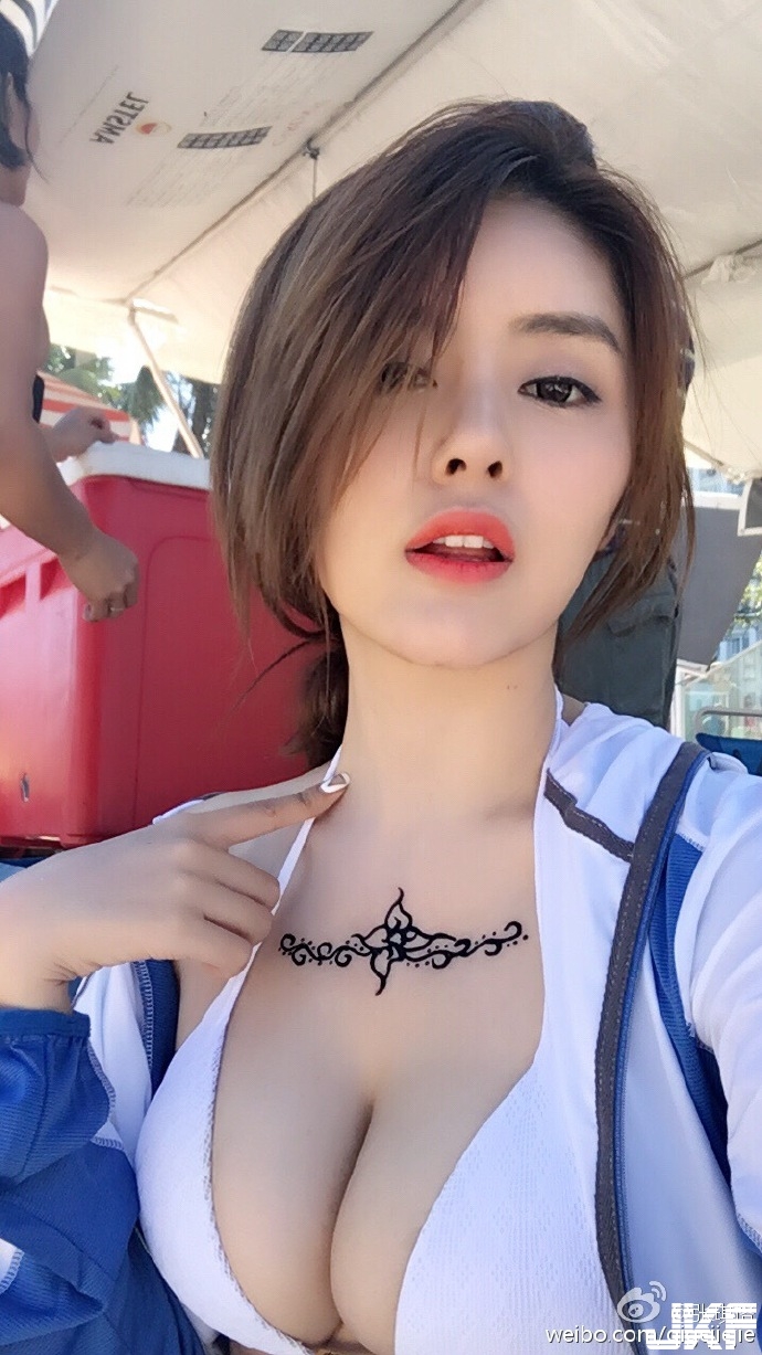 36E 火辣「女主播」一發奶照就引起觀眾瘋狂！「白嫩巨乳」配上逆天大長腿太犯規了啦