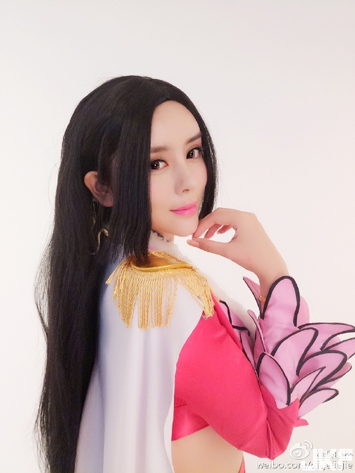 36E 火辣「女主播」一發奶照就引起觀眾瘋狂！「白嫩巨乳」配上逆天大長腿太犯規了啦