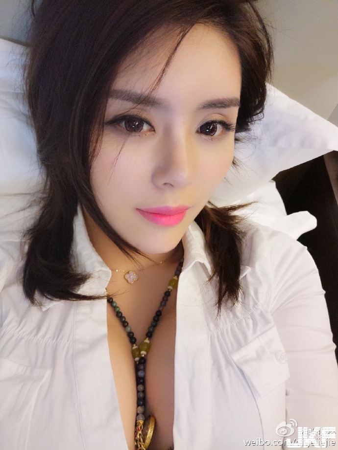 36E 火辣「女主播」一發奶照就引起觀眾瘋狂！「白嫩巨乳」配上逆天大長腿太犯規了啦