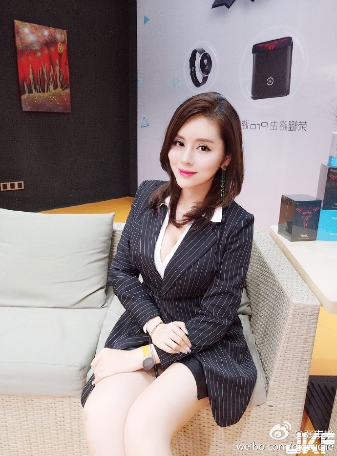 36E 火辣「女主播」一發奶照就引起觀眾瘋狂！「白嫩巨乳」配上逆天大長腿太犯規了啦