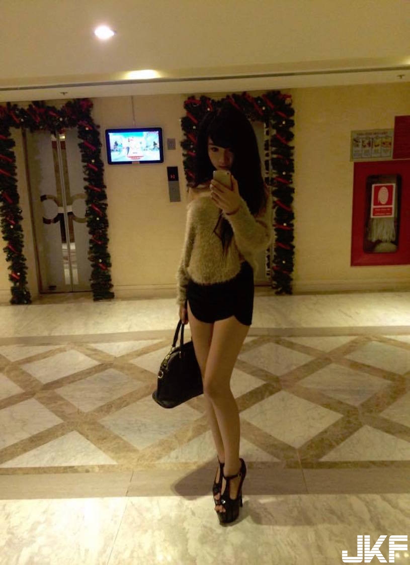 轉大人啦！海邊捕捉「童顏奶妹」超勾魂！彎腰「露出可愛長輩」引人遐想…