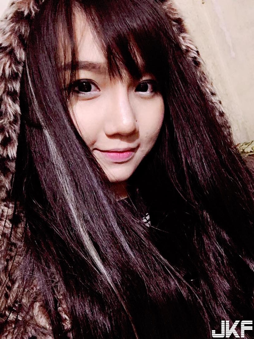 轉大人啦！海邊捕捉「童顏奶妹」超勾魂！彎腰「露出可愛長輩」引人遐想…