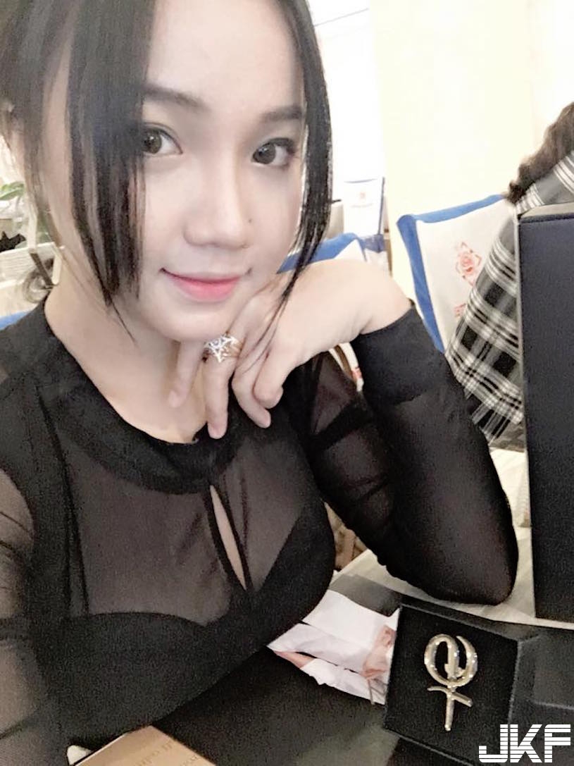 轉大人啦！海邊捕捉「童顏奶妹」超勾魂！彎腰「露出可愛長輩」引人遐想…