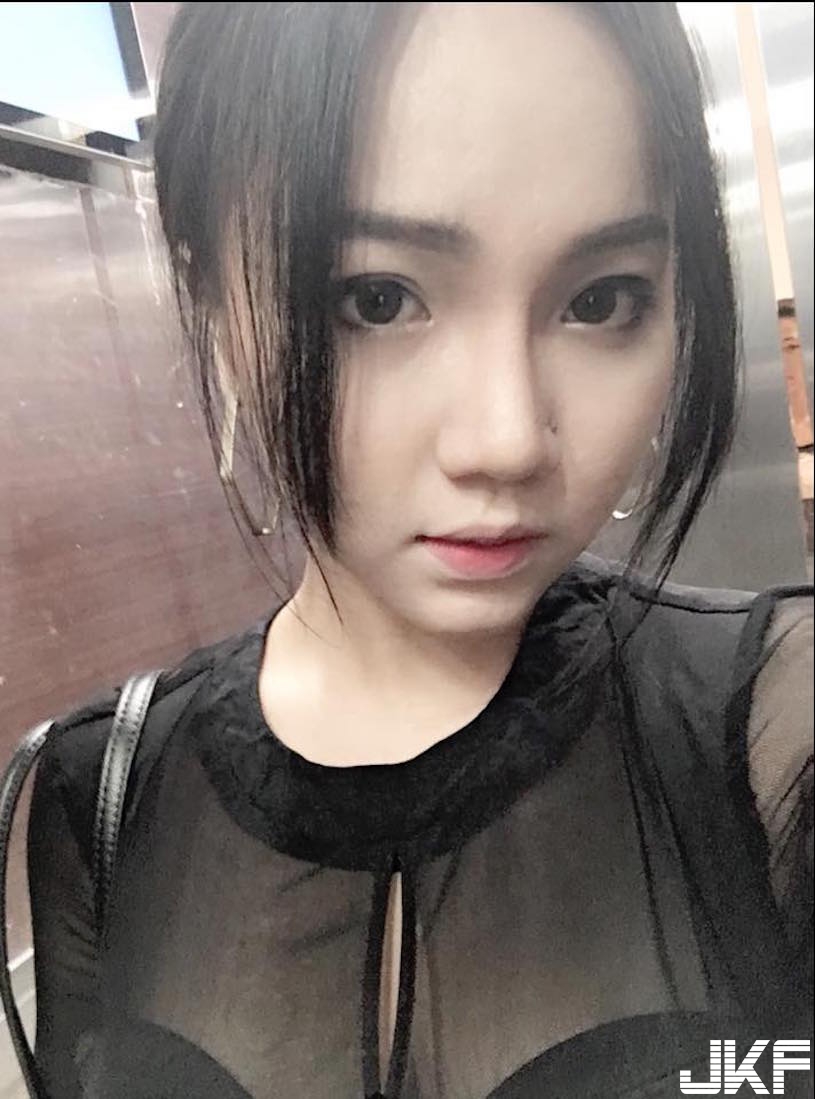 轉大人啦！海邊捕捉「童顏奶妹」超勾魂！彎腰「露出可愛長輩」引人遐想…