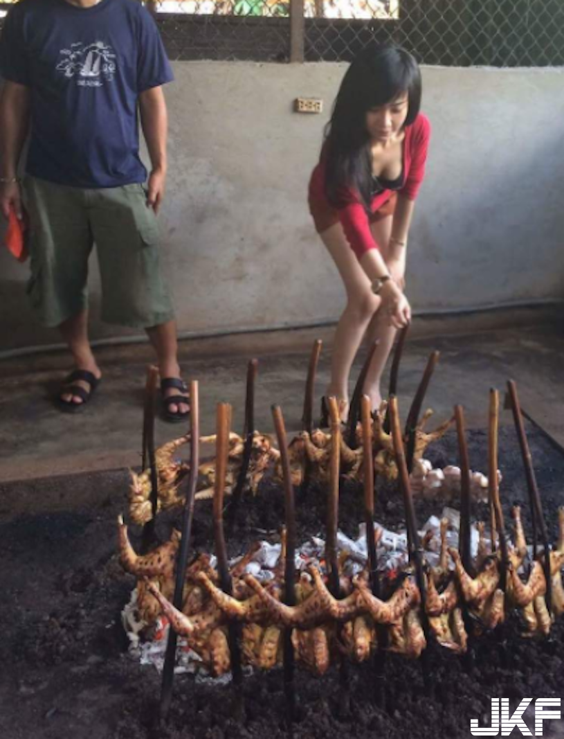 轉大人啦！海邊捕捉「童顏奶妹」超勾魂！彎腰「露出可愛長輩」引人遐想…
