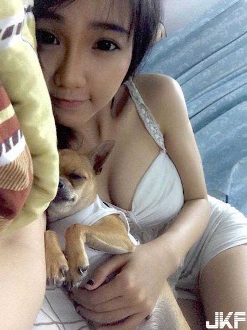 轉大人啦！海邊捕捉「童顏奶妹」超勾魂！彎腰「露出可愛長輩」引人遐想…