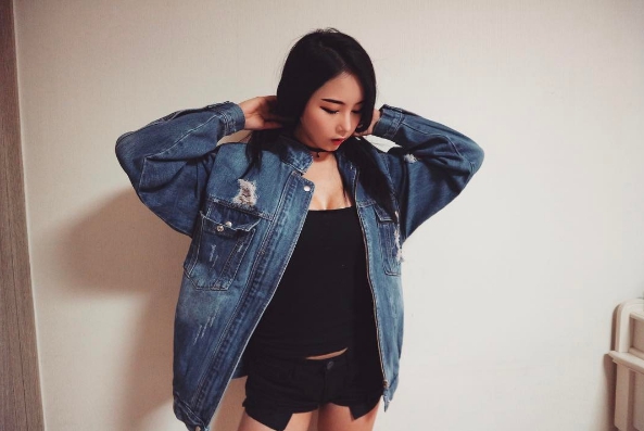 水池再深都沒這個溝深！「0.5M深溝G奶妹」岸邊亮相，讓人看了都要有反應了～