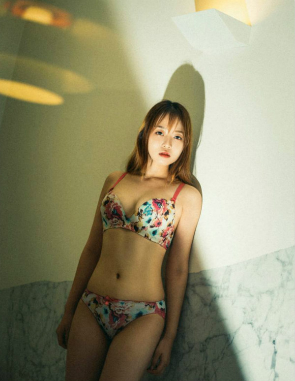 情色攝影師專挑日韓素人正妹，挺出乳白圓潤雙胸，眼神迷濛的妹子看得我不要不要的