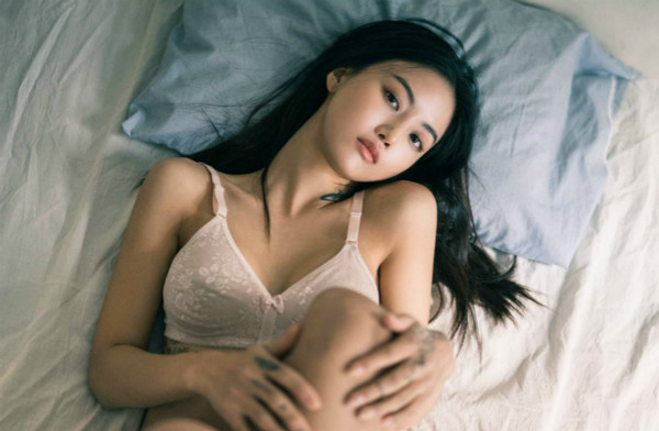 情色攝影師專挑日韓素人正妹，挺出乳白圓潤雙胸，眼神迷濛的妹子看得我不要不要的
