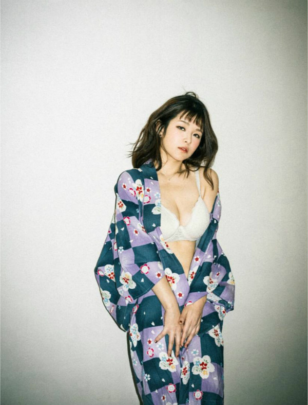 情色攝影師專挑日韓素人正妹，挺出乳白圓潤雙胸，眼神迷濛的妹子看得我不要不要的