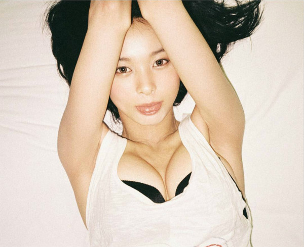 情色攝影師專挑日韓素人正妹，挺出乳白圓潤雙胸，眼神迷濛的妹子看得我不要不要的