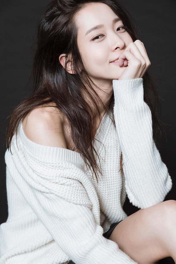 連足球選手都難以抵擋她的魅力，清純臉蛋露出乳白嫩乳讓網友驚呼：根本天使來著！【EV棋牌】-EV棋牌