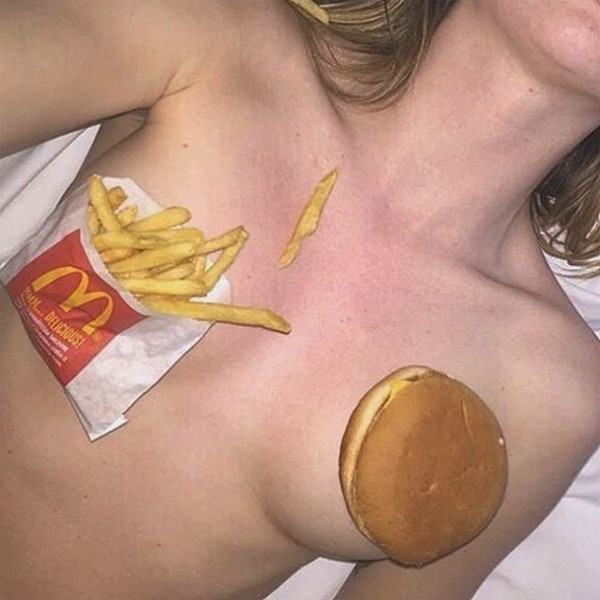 胸前兩點拿漢堡、薯條來遮掩，瞬間讓人胃口大開，網友反問：怎麼沒加點香腸？