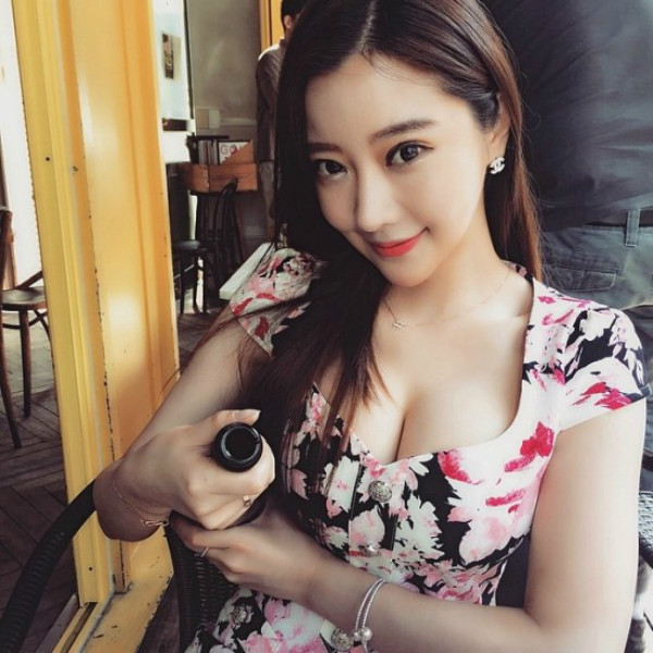 吃貨美女乳量全開！「挺巨乳」玩弄食物自拍影片，瞬間讓追蹤人數破十幾萬！