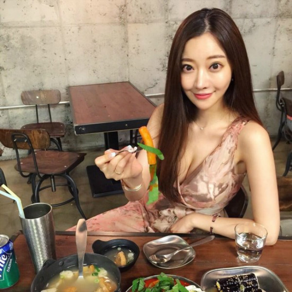 吃貨美女乳量全開！「挺巨乳」玩弄食物自拍影片，瞬間讓追蹤人數破十幾萬！