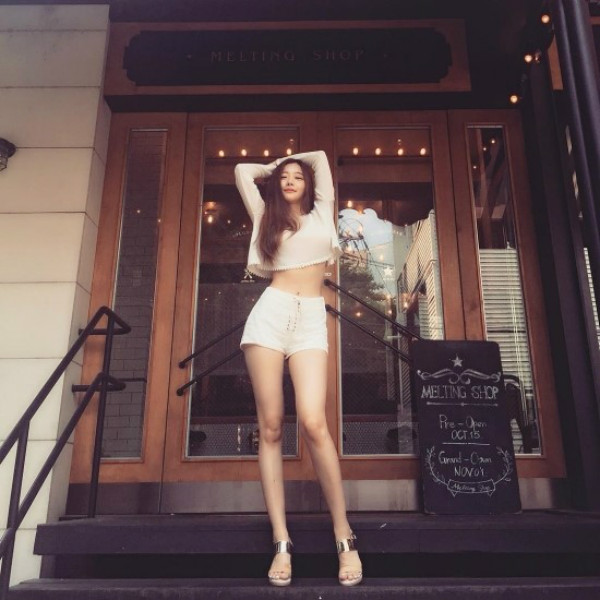 吃貨美女乳量全開！「挺巨乳」玩弄食物自拍影片，瞬間讓追蹤人數破十幾萬！