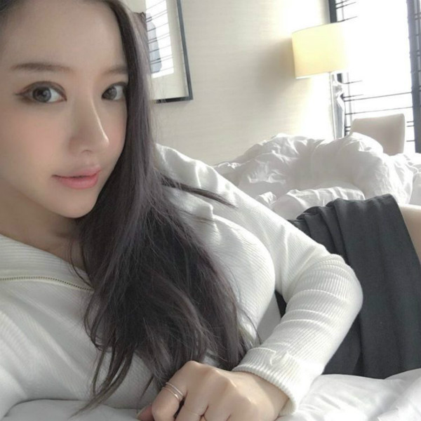 吃貨美女乳量全開！「挺巨乳」玩弄食物自拍影片，瞬間讓追蹤人數破十幾萬！