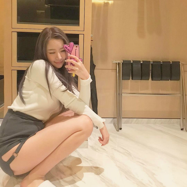 吃貨美女乳量全開！「挺巨乳」玩弄食物自拍影片，瞬間讓追蹤人數破十幾萬！