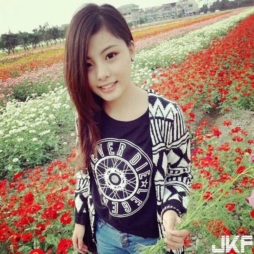 網友驚見「正妹全家店員」那笑容讓人受不了！網友跪求「全家地址」瞬間引萬人按讚&#8230;