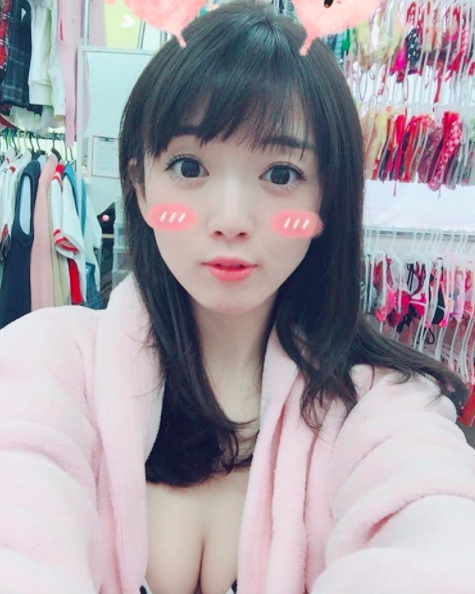 想吃！「棉花糖Ｇ奶妹」超Q彈「肉彈擺桌上」道晚安！網：太狂了誰睡得著！