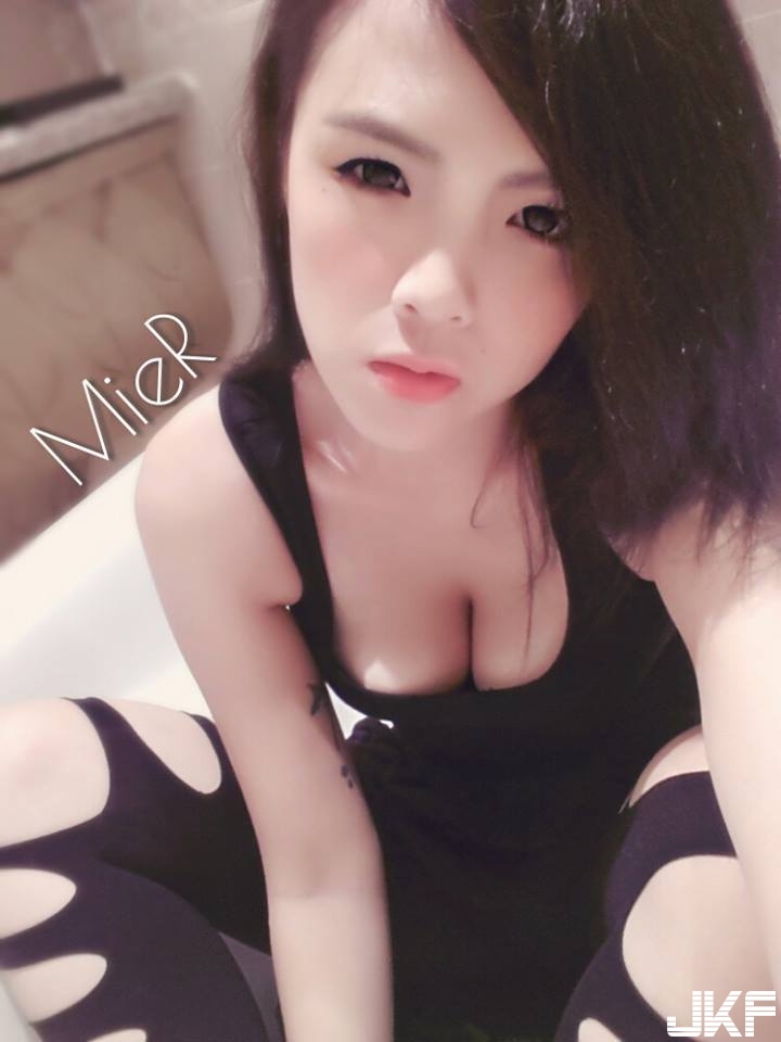 愛滿出來！超犯規「E奶爆乳妹」乳量有夠兇殘！ 一發「巨乳照」散發滿滿的愛…