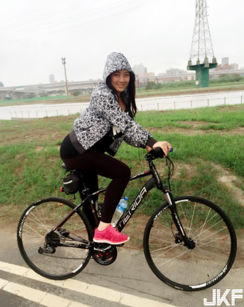 百貨最兇！台北「 巨乳櫃姐」歐美規格太犯規！滿滿的乳量讓人精神都來了&#8230;