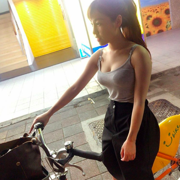 台北街頭驚見「奶妹騎Ubike」 上半身美胸超吸睛 ！網友驚呼：「形狀太明顯！」