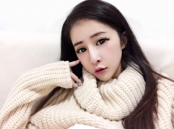 溝圖優美！頂級小隻馬「白嫩奶妹」示範給你看什麼叫「水乳交融」…
