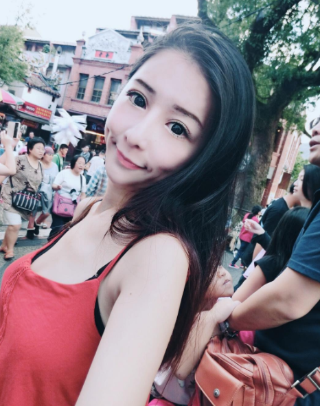 溝圖優美！頂級小隻馬「白嫩奶妹」示範給你看什麼叫「水乳交融」…