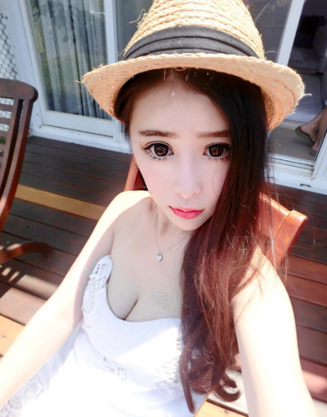 溝圖優美！頂級小隻馬「白嫩奶妹」示範給你看什麼叫「水乳交融」…