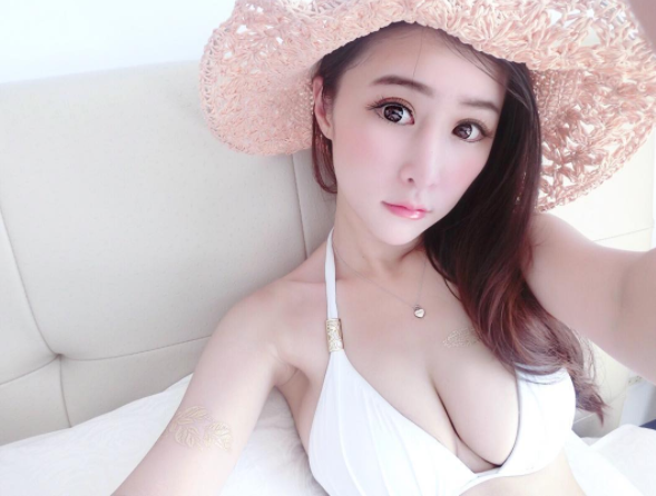 溝圖優美！頂級小隻馬「白嫩奶妹」示範給你看什麼叫「水乳交融」…