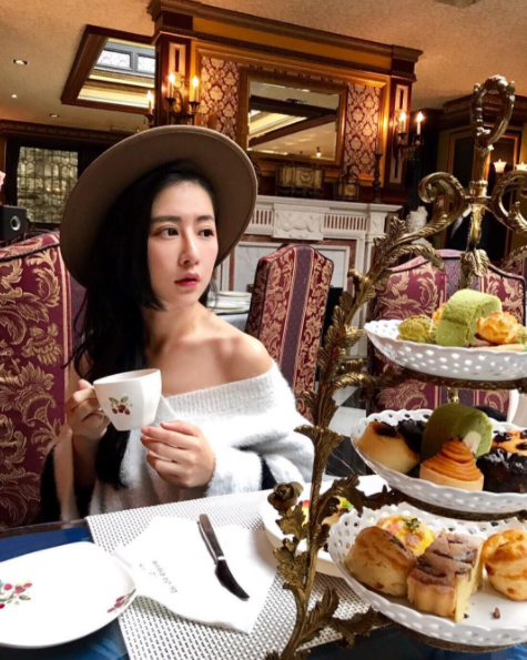 溝圖優美！頂級小隻馬「白嫩奶妹」示範給你看什麼叫「水乳交融」…