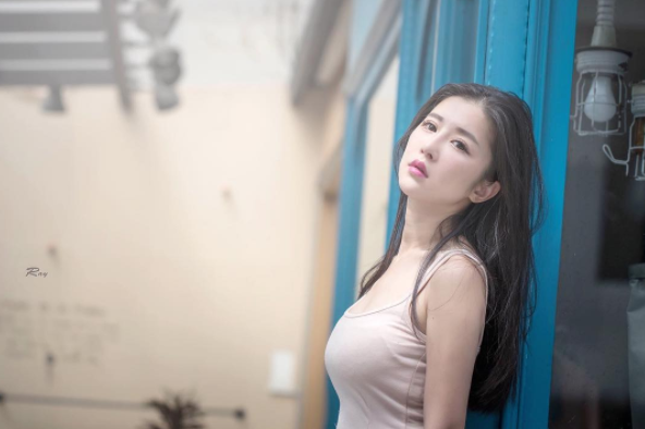 溝圖優美！頂級小隻馬「白嫩奶妹」示範給你看什麼叫「水乳交融」…