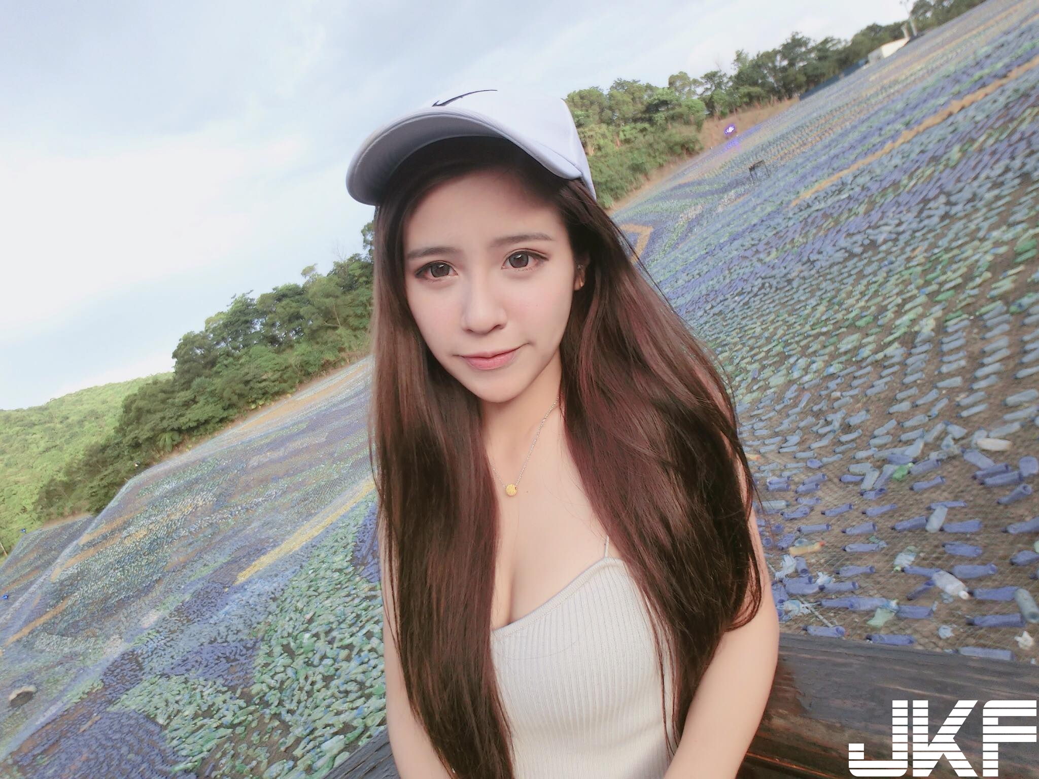 全台最美珠寶店員！制服下「隱藏巨乳」猛到讓人忘記原本是來買女友禮物&#8230;