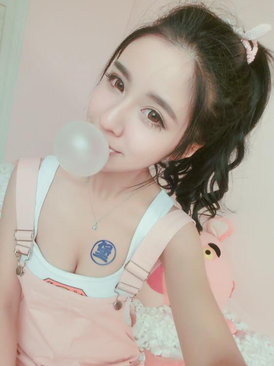 全台最美珠寶店員！制服下「隱藏巨乳」猛到讓人忘記原本是來買女友禮物&#8230;