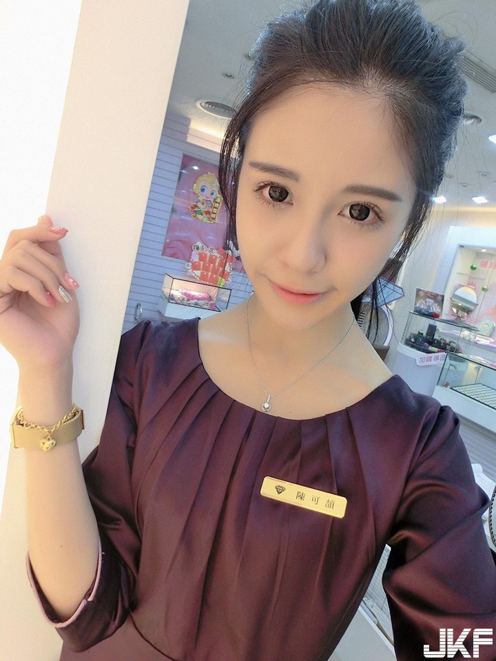 全台最美珠寶店員！制服下「隱藏巨乳」猛到讓人忘記原本是來買女友禮物&#8230;