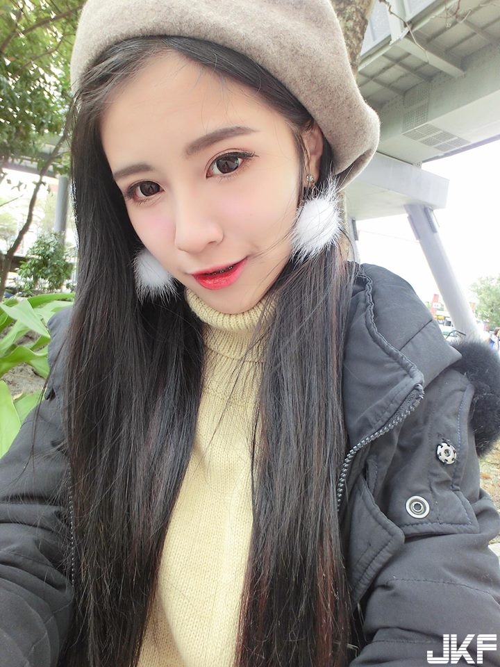 全台最美珠寶店員！制服下「隱藏巨乳」猛到讓人忘記原本是來買女友禮物&#8230;