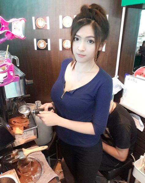 白嫩巨乳！超正咖啡店員「露半奶上班」，這乳量都快跟著奶泡一起「溢出來」了…