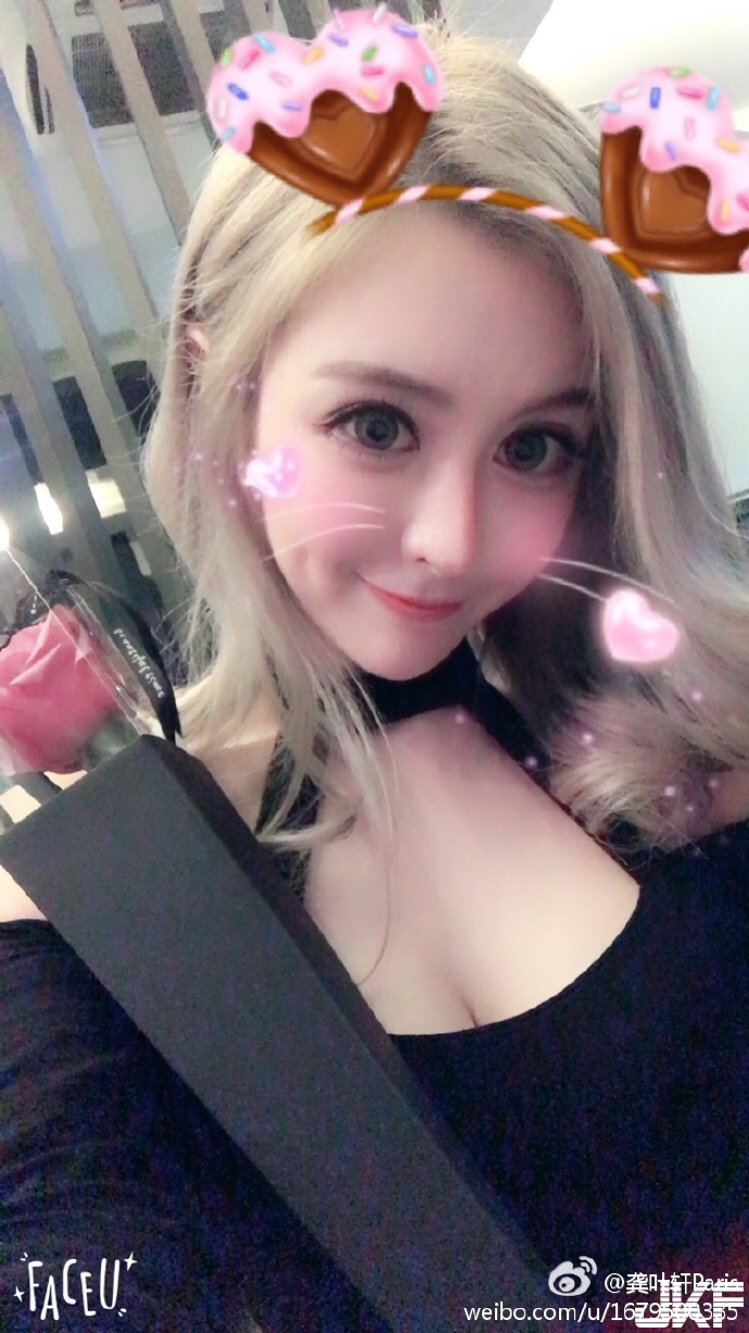 頂級奶妹！Ｅ乳校花「胸太大被封殺」！畢業後改當直播實況主…