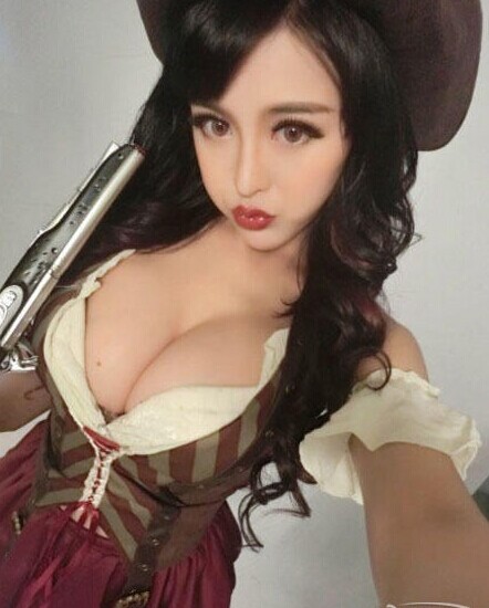 頂級奶妹！Ｅ乳校花「胸太大被封殺」！畢業後改當直播實況主…
