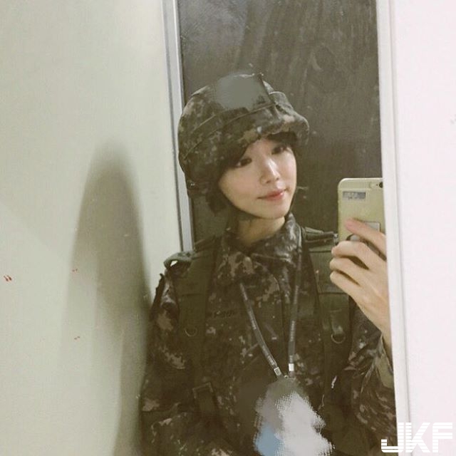 「軍中正妹」美到讓人融化！不用拿槍當武器，看到那笑容我已雙手投降～