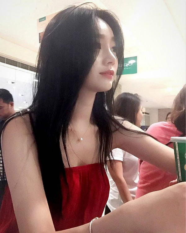 惹火身材美嫩「圓乳」太邪惡！照片遭萬人瘋傳，網直呼：「簡直是真人版芭比」！