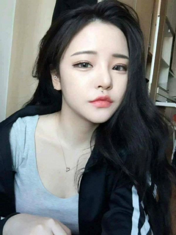 「爆乳高中妹」剛滿１８就使壞！歐美派「巨乳球」緊身上衣超明顯