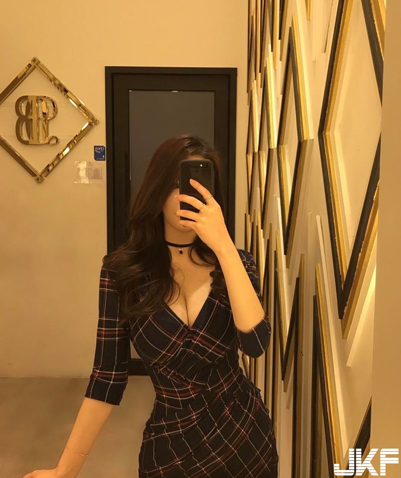 乳量滿滿！氣質出眾「Ｇ奶」老師，「緊身爆乳」太邪惡誰還能專心上課…
